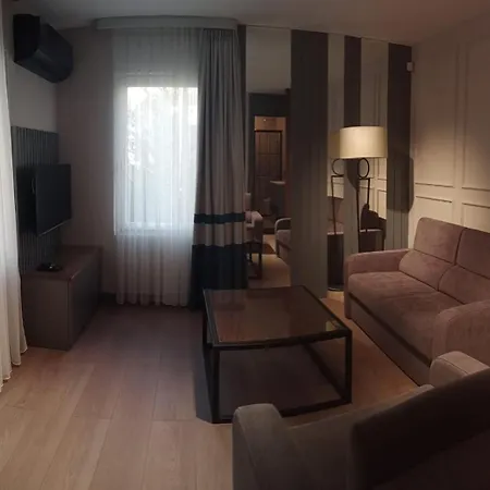 Ebru Evleri Icmeler Merkeze Ve Plaja Yakin Apartamento